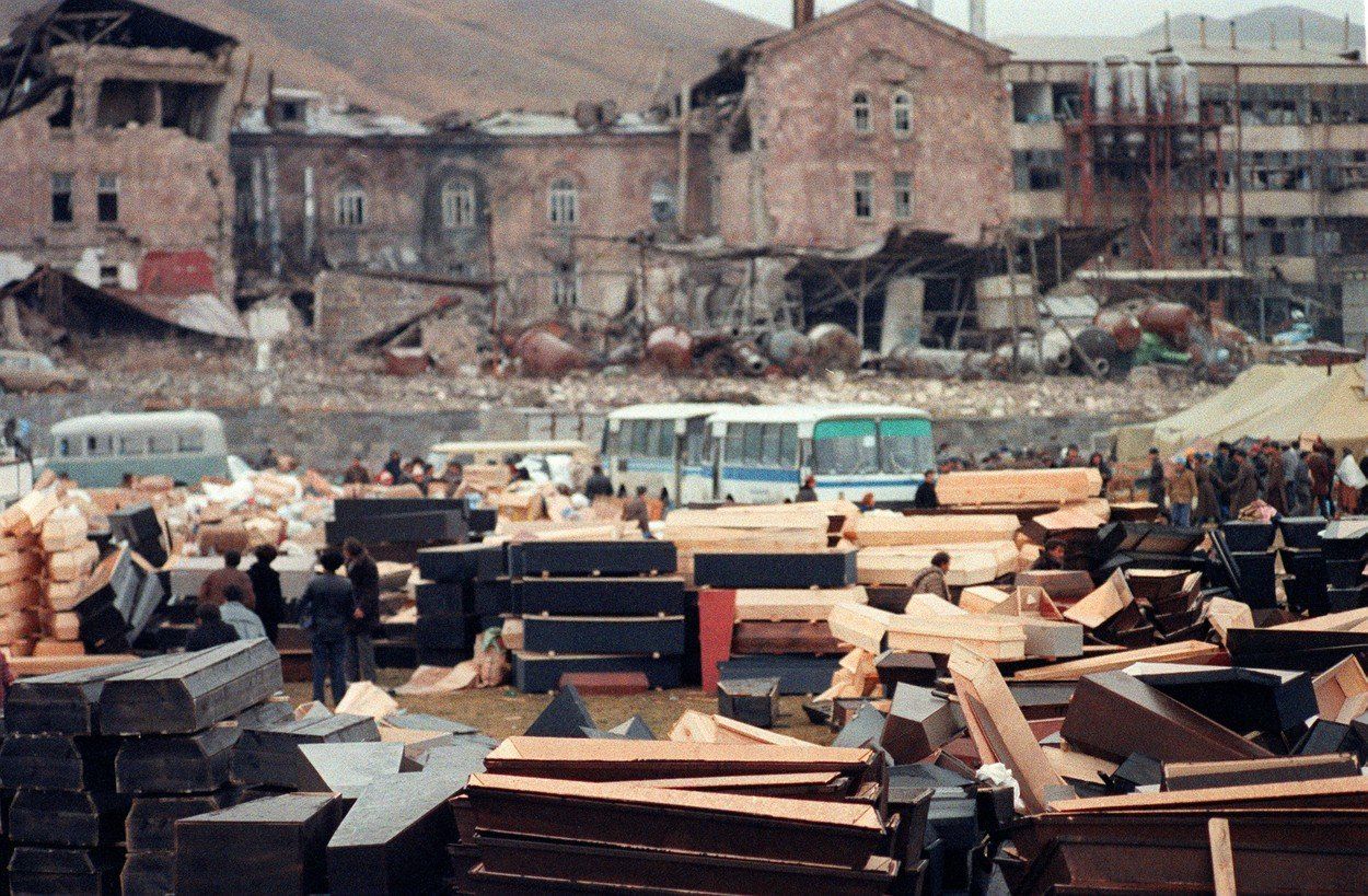 Землетрясение в спитаке. Спитак землетрясение 1988. Армения Спитак землетрясение 1988 город. Спитак и Ленинакан землетрясение. Землетрясение в Армении в 1988.