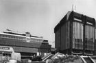 Celkem tři budovy byly postaveny v letech 1966 až 1976 v brutalistickém stylu doplněném o různé technicistní detaily.