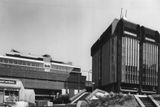 Celkem tři budovy byly postaveny v letech 1966 až 1976 v brutalistickém stylu doplněném o různé technicistní detaily.