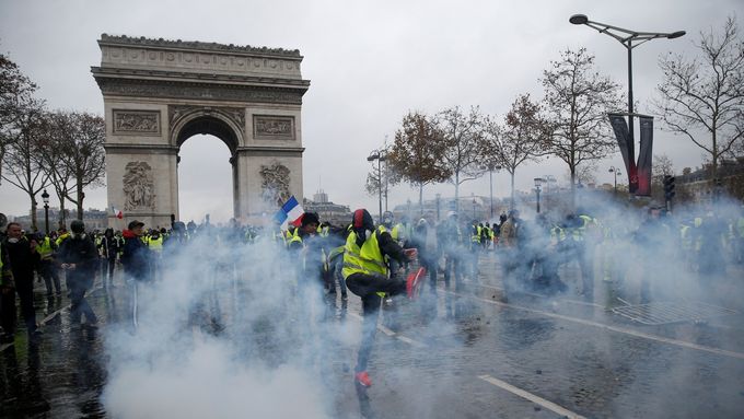 Víkendové protesty ve Francii se zvrhly v násilnosti.