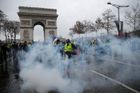 Obrazem: Poničený Vítězný oblouk a Francie v šoku. Paříž po protestech sčítá škody