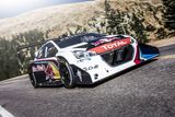 Chcete se cítit jako Sébastien Loeb při rekordní jízdě na 19,99 km dlouhé nebezpečné trati? Video přím z kokpitu vás vtáhne do děje.