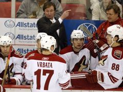 Radim Vrbata poslouchá instrukce svého kouče Wayna Gretzkyho.