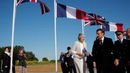 Britská premiérka Theresa Mayová a francouzský prezident Emmanuel Macron se z anglického Portsmouthu přesunuli do Normandie, kde navážou na oslavy 75. výročí Dne D.