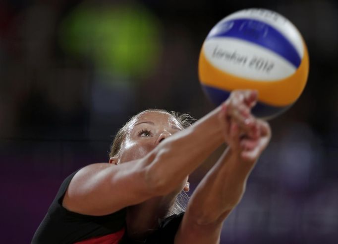 Beachvolejbalistky Kristýna Kolocová s Markétou Slukovou (na snímku) sehrály na olympijském písku v Londýně vyrovnaný souboj s nejlepším světovým párem posledních let Kerri Walshovou s Misty Mayovou, dvojnásobným olympijským vítězkám z USA však podlehly ve dvou setech.