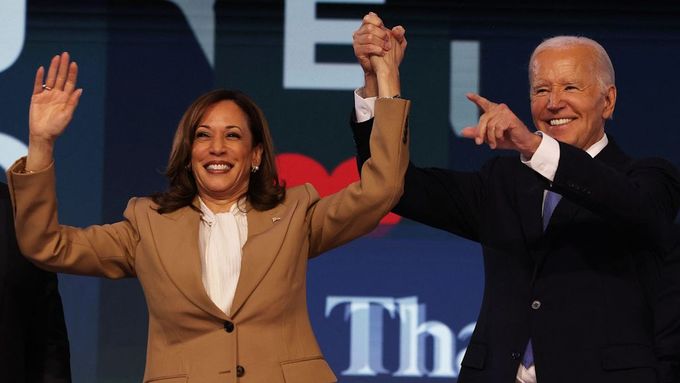 Viceprezidentka Kamala Harrisová a prezident Joe Biden na sjezdu demokratů v  Chicagu.