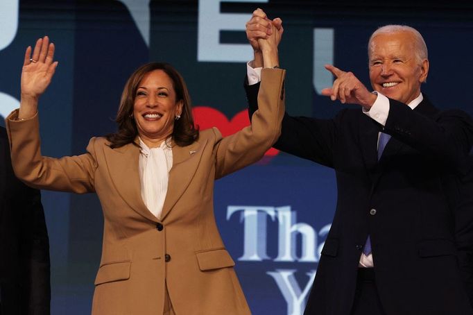 Viceprezidentka Kamala Harrisová a prezident Joe Biden na sjezdu demokratů v  Chicagu.