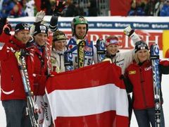 Vítězný tým Rakouska ze závodu družstev na MS ve sjezdovém lyžování v Aare. Zleva Fritz Strobl, Benjamin Raich, Marlies Schildová, Mario Matt, Michaela Kirchgasserová a Renate Götschlová.