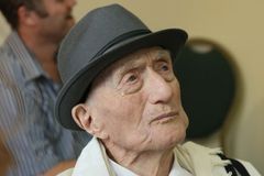Zemřel nejstarší muž planety. Izraelec se dožil téměř 114 let, holokaust mu vzal manželku a dvě děti