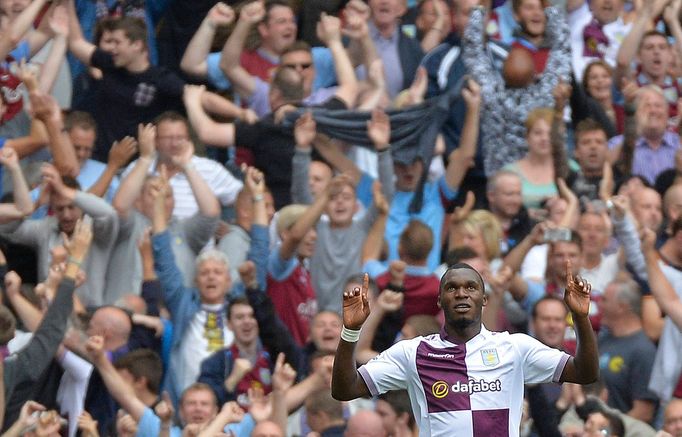 Christian Benteke slaví branku v síti Arsenalu