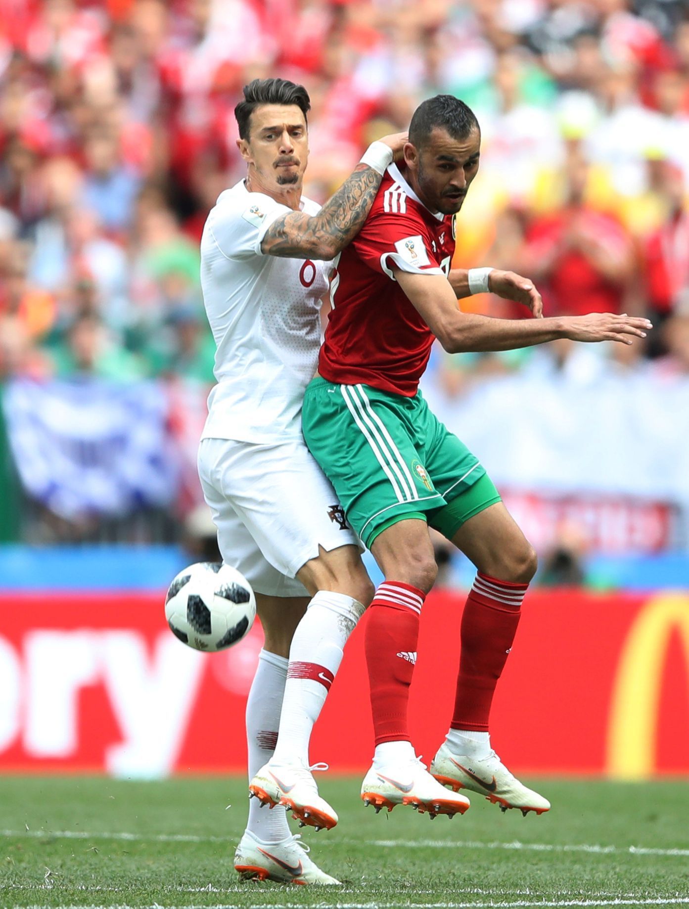 José Fonte a Chálid Butaíb v zápase Portugalsko - Maroko na MS 2018