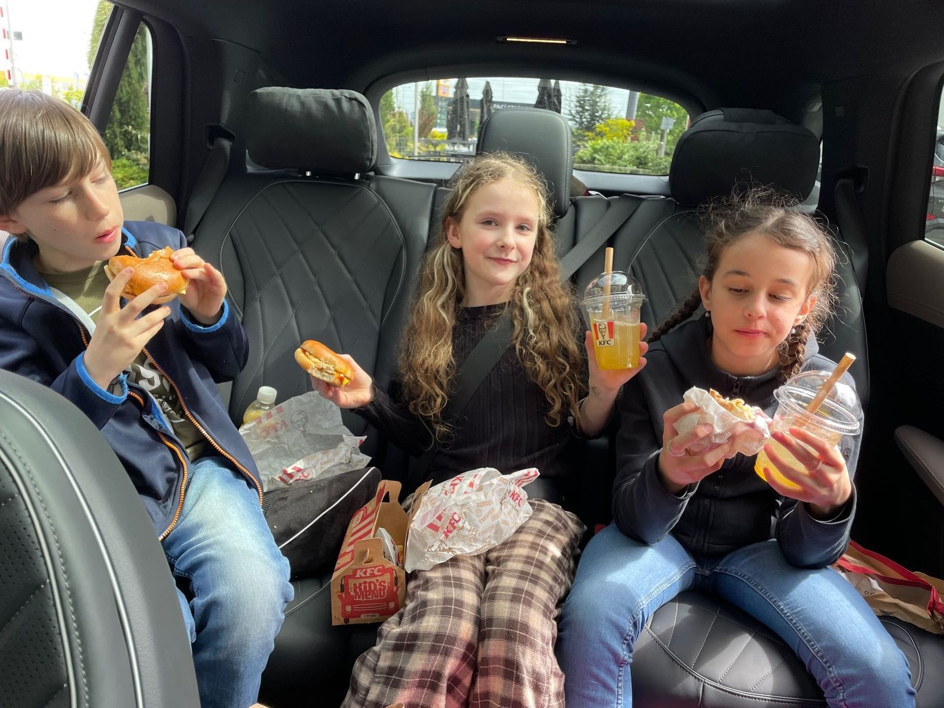 Test děti, drive-thru, drive-in, jídlo na cestách, děti v autě