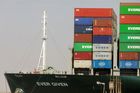 Kolos o váze 220 tisíc tun je zase volný. Egyptské úřady doufaly, že nebude třeba kvůli vyproštění lodi vyložit její náklad. Nakonec to skutečně nebylo nutné.