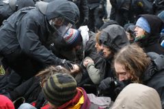 Policie použila v Drážďanech vodní děla a slzný plyn
