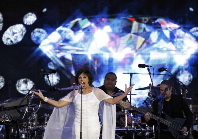 Diamantové jubileum bez Shirley Bassey a její zřejmě nejslavnější písně Diamonds Are Forever? To by nešlo.