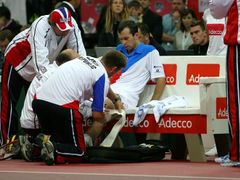 Později ještě Radkovi Štěpánkovi fyzioterapeut zpevnil obvazem bolavou nohu. Za ohlušujícího skandování jména českého tenisty pak nastoupil zpět do hry.