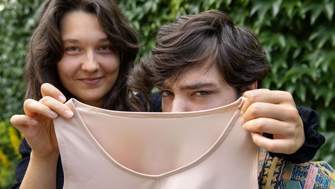 Honza si vyrobil binder, aby zakryl ženské křivky. Se sestrou jej začali prodávat