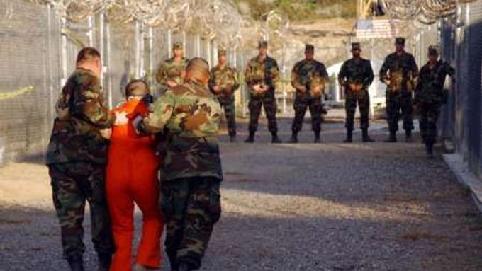 Převádění vězňů na základně Guantánamo.