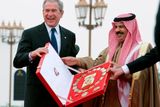Prezident Bush a bahrajnský král al-Khalifa