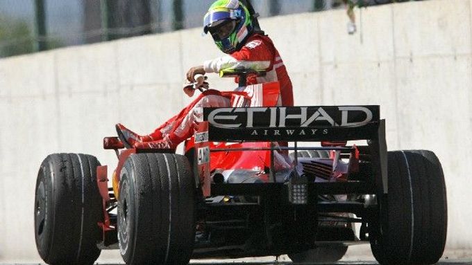 Massa přišel o triumf tři kola před koncem, slavil Kovalainen