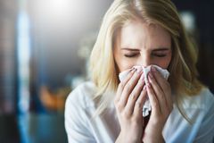 Nemocných chřipkou přibývá, zemřelo už patnáct lidí. Nejohroženější jsou senioři