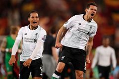 Video: Dojemné. Fotbalisté Liverpoolu věnovali postup do finále Ligy mistrů zmlácenému fanouškovi