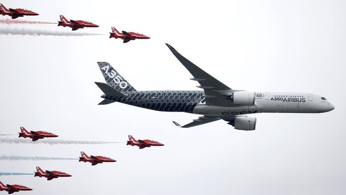 Letiště Farnborough ve Velké Británii hostí tradiční mezinárodní aerosalon.