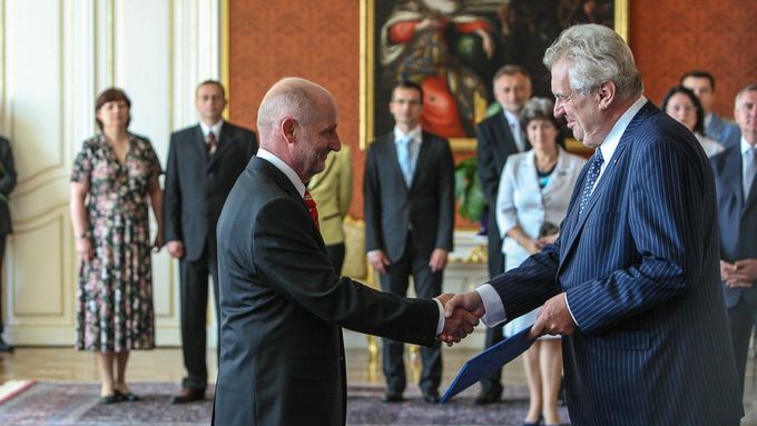 Miloš Zeman předává jmenovací dekret ministrovi kultury Jiřímu Balvínovi.