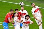 Česko - Turecko 0:0. V Hamburku je ohlušující atmosféra, hraje se v ostrém tempu