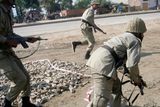 Pákistánské paravojenské jednotky se kryjí před střelbou přicházející z budovy policejní akademie