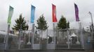 An electrified security fence surrounds the Olympic Village at the Olympic Park in Stratford, the location of the London 2012 Olympic Games, in east London July 16, 2012. The first wave of Olympic athletes and visitors began pouring into Britain on Monday and officials played down fears that a packed London would buckle under the pressure of its biggest peacetime security and transport operation. An embarrassing shortage of security guards, fears over airport queues and questions about the capital's creaking transport system have overshadowed preparations for the Games. REUTERS/Suzanne Plunkett (BRITAIN - Tags: SPORT OLYMPICS MILITARY) Published: Čec. 16, 2012, 3:37 odp.