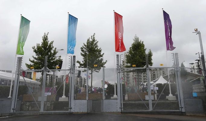 An electrified security fence surrounds the Olympic Village at the Olympic Park in Stratford, the location of the London 2012 Olympic Games, in east London July 16, 2012. The first wave of Olympic athletes and visitors began pouring into Britain on Monday and officials played down fears that a packed London would buckle under the pressure of its biggest peacetime security and transport operation. An embarrassing shortage of security guards, fears over airport queues and questions about the capital's creaking transport system have overshadowed preparations for the Games. REUTERS/Suzanne Plunkett (BRITAIN - Tags: SPORT OLYMPICS MILITARY) Published: Čec. 16, 2012, 3:37 odp.