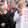 demonstrance k 25.únoru na balkóně