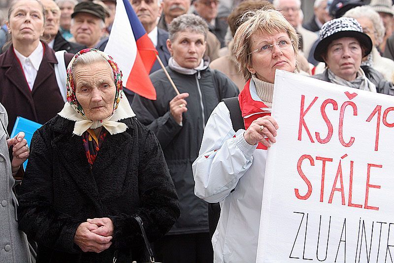 demonstrance k 25.únoru na balkóně