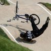 Venezuelská bikrosařka (BMX) Stefany Hernandezová padá v kvalifikaci na OH 2012 v Londýně.