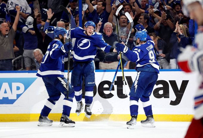 Ondřej Palát (uprostřed), Victor Hedman a Steven Stamkos slaví gól Tampy v play off proti Rangers.