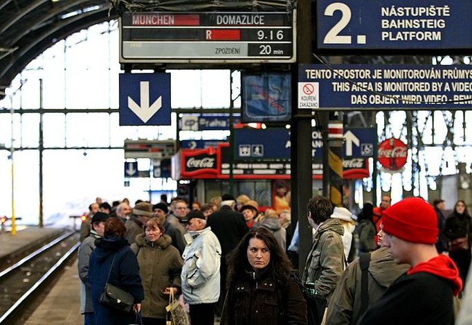 Miliony zákazníků Českých drah se musí obtížně orientovat ve složitém systému slev.