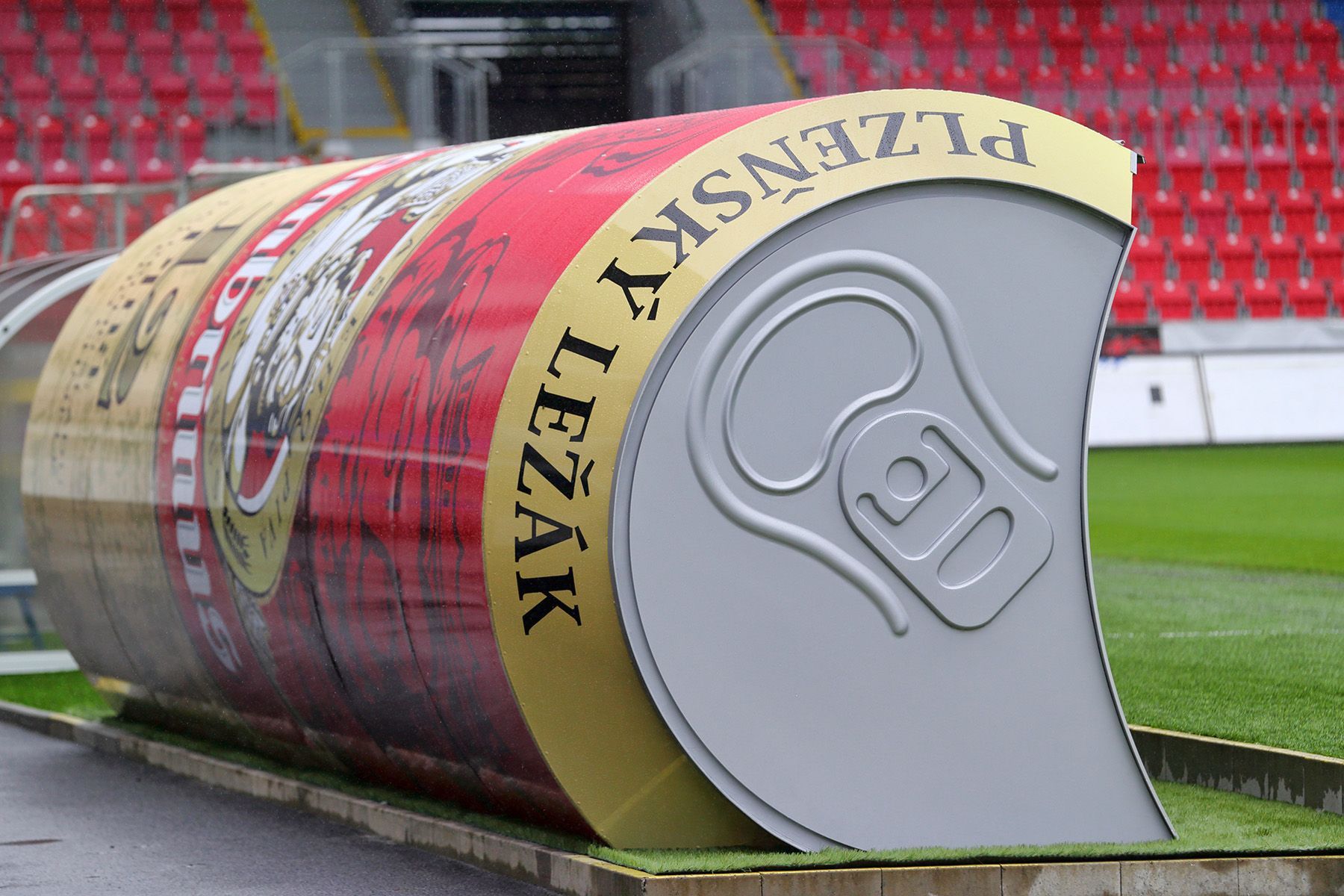 Plzeňské střídačky ve tvaru plechovky od piva