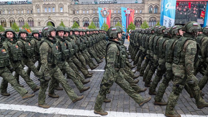 Za vítězství, za Putina. Jak zdecimovaná ruská armáda chystá pompézní přehlídku