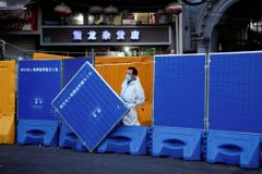 Bohatá Šanghaj v krizi. Přetahujeme se i o deky, popisují Číňané covidová centra