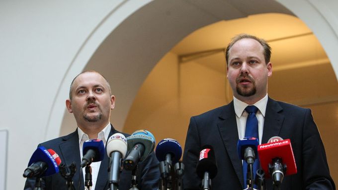 Michal Hašek a Jeroným Tejc právě pronášejí rezignační projev.