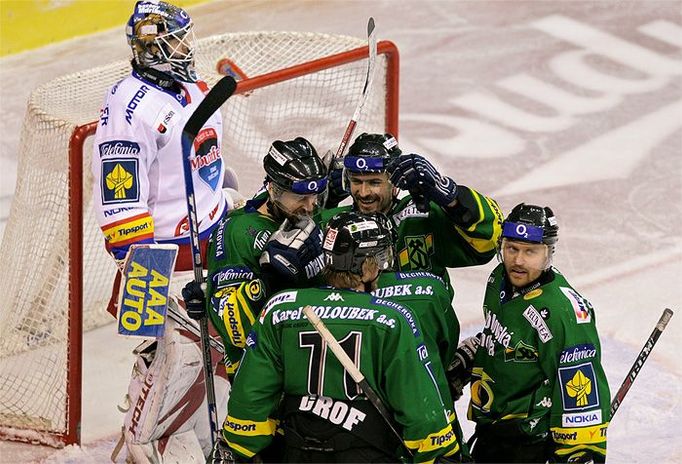 Hokejisté HC Energie Karlovy Vary oslavují před bránou hostů (brankář Jan Chábera) čtvrtý gól.