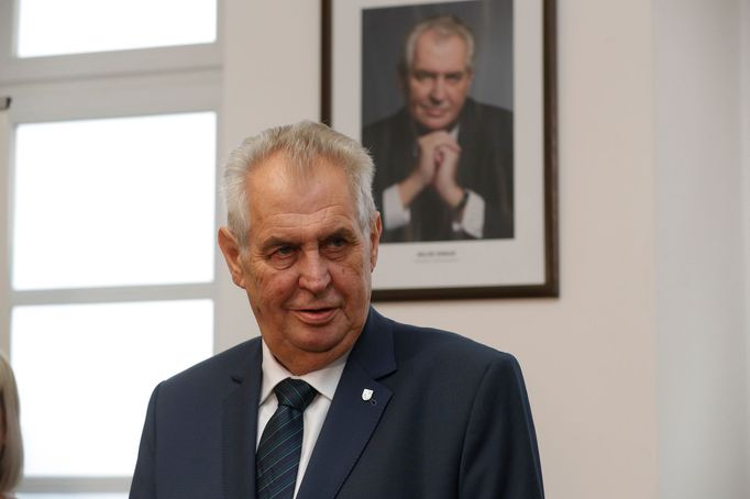 Prezident Miloš Zeman vystoupil 6. listopadu v Praze na tiskové konferenci ve věci kandidatury do prezidentských voleb.