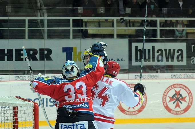 Třinec - Pardubice: Vojtěch Polák - Július Hudáček (33)