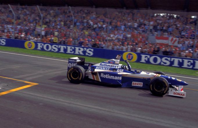 Damon Hill ve Williamsu slaví triumf v cíli VC San Marina 1996