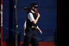Britská policie obvinila mladíka po útocích kyselinou. Dvojice pachatelů poleptala pět lidí