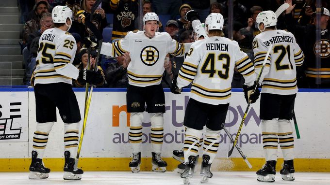 Hokejisté Bostonu se radují z gólu v síti Buffala
