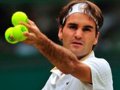 Roger Federer udržel v utkání s Kohlschreiberem ve Wimbledonu i tři míčky v jedné ruce.