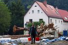 Češi volí do krajů a Senátu. V zaplavených obcích je zájem malý, lidé raději uklízí