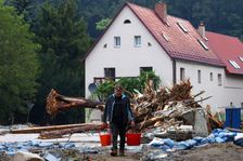 Češi volí do krajů a Senátu. V zaplavených obcích je zájem malý, lidé raději uklízí